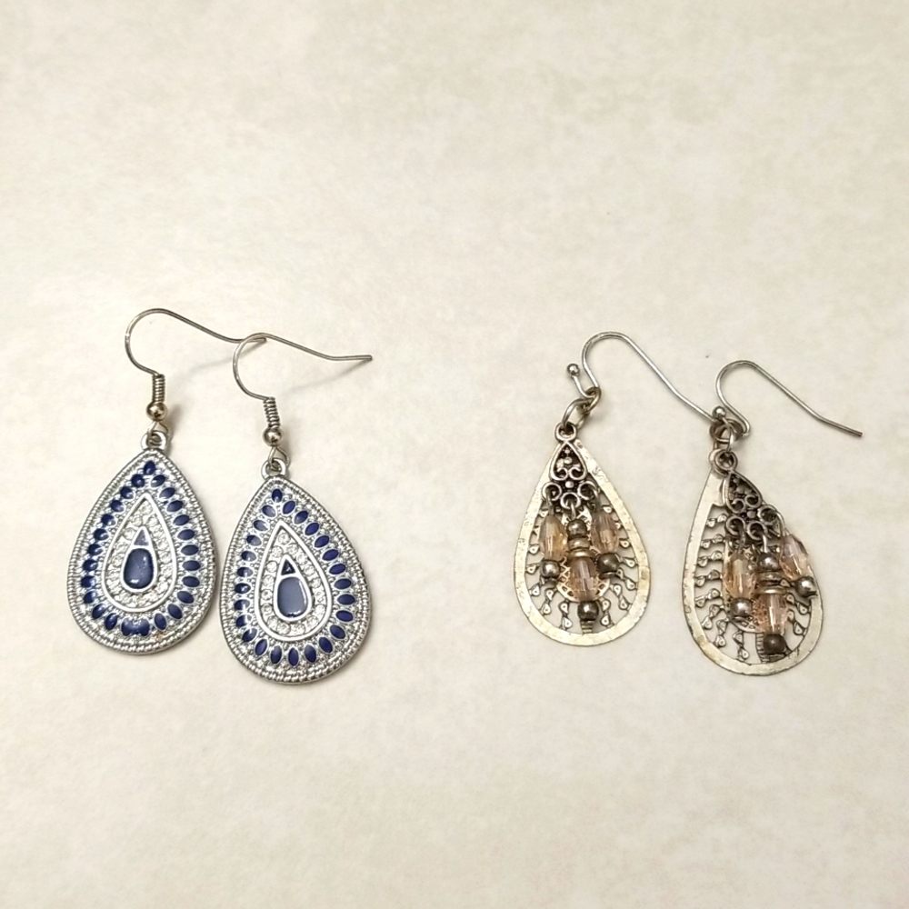 Set of two western earrings